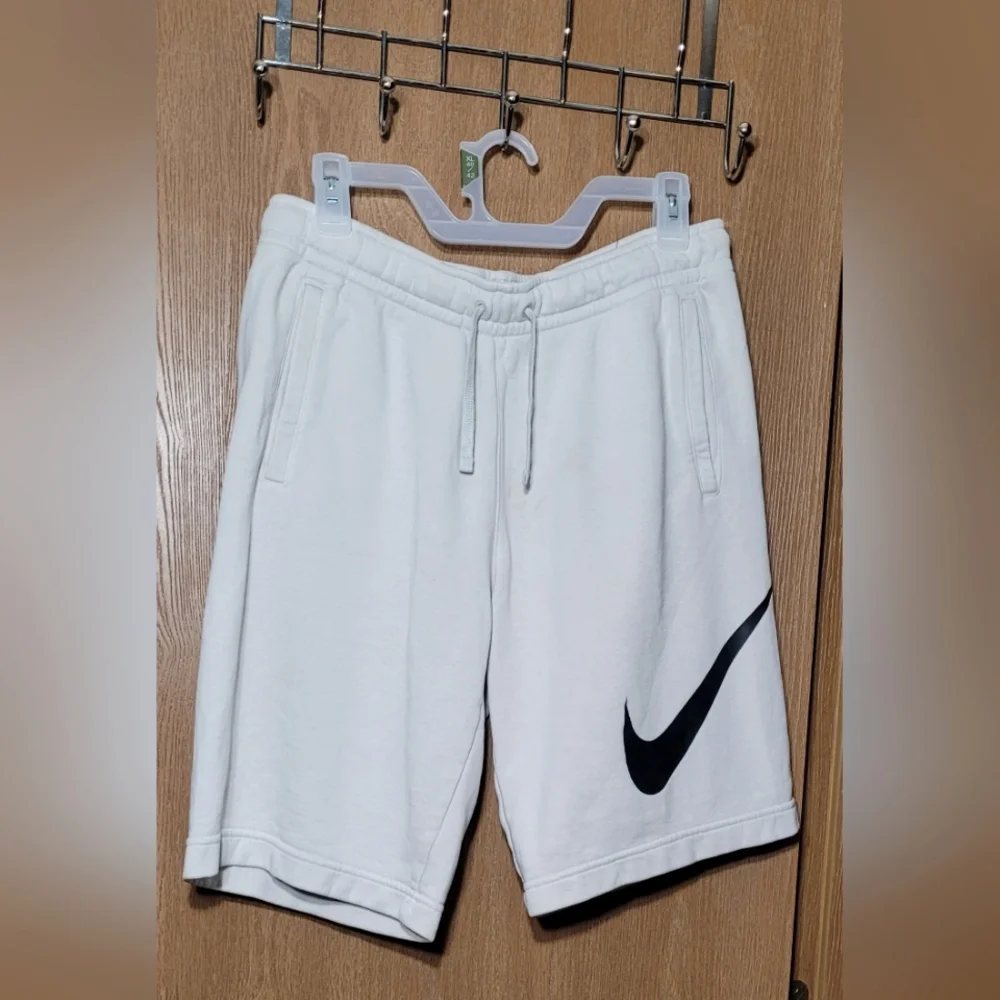 Nike beige with black big logo,pre-loved men shorts.Size : Medium